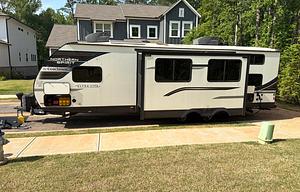 Golden Getaways Family RV – Sleeps 8 - 10