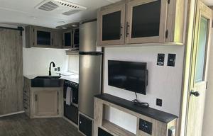 2021 Cherokee Alpha Wolf 26RB-L RV rental photo 17