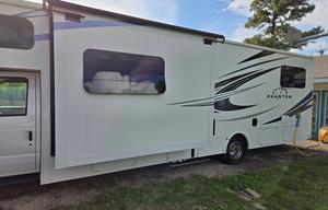 Easy to Drive Spacious RV - Only 3000 Miles on it!