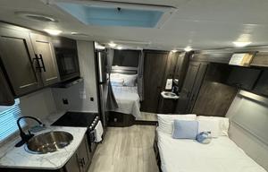 Luxury Class C-Sleeps 6-Easy to Drive-Fully Loaded
