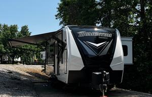 Travel Trailer / Toy Hauler / Sleeps 6 / Rear Deck