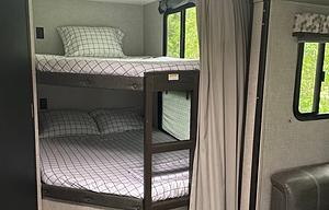 "Shelly": 28ft Bunkhouse, Pets + Film OK, Delivery