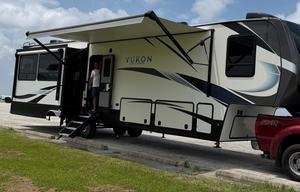 Deluxe 5th Wheel Luxury. Comfort.  Freedom.