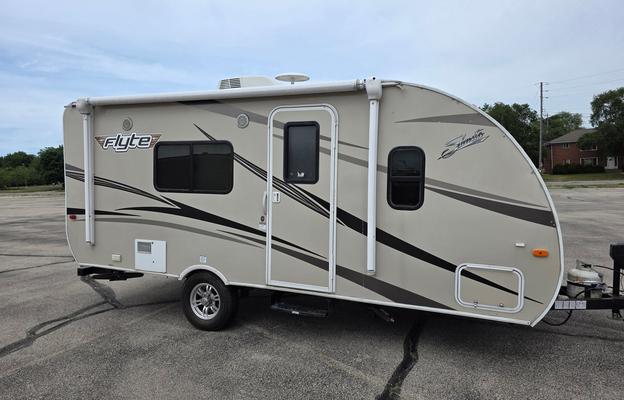 2016 Shasta RVs Flyte 185FQ RV rental photo 1