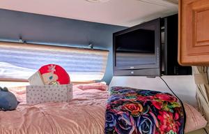 2011 Four Winds RV Chateau 31B RV rental photo 19