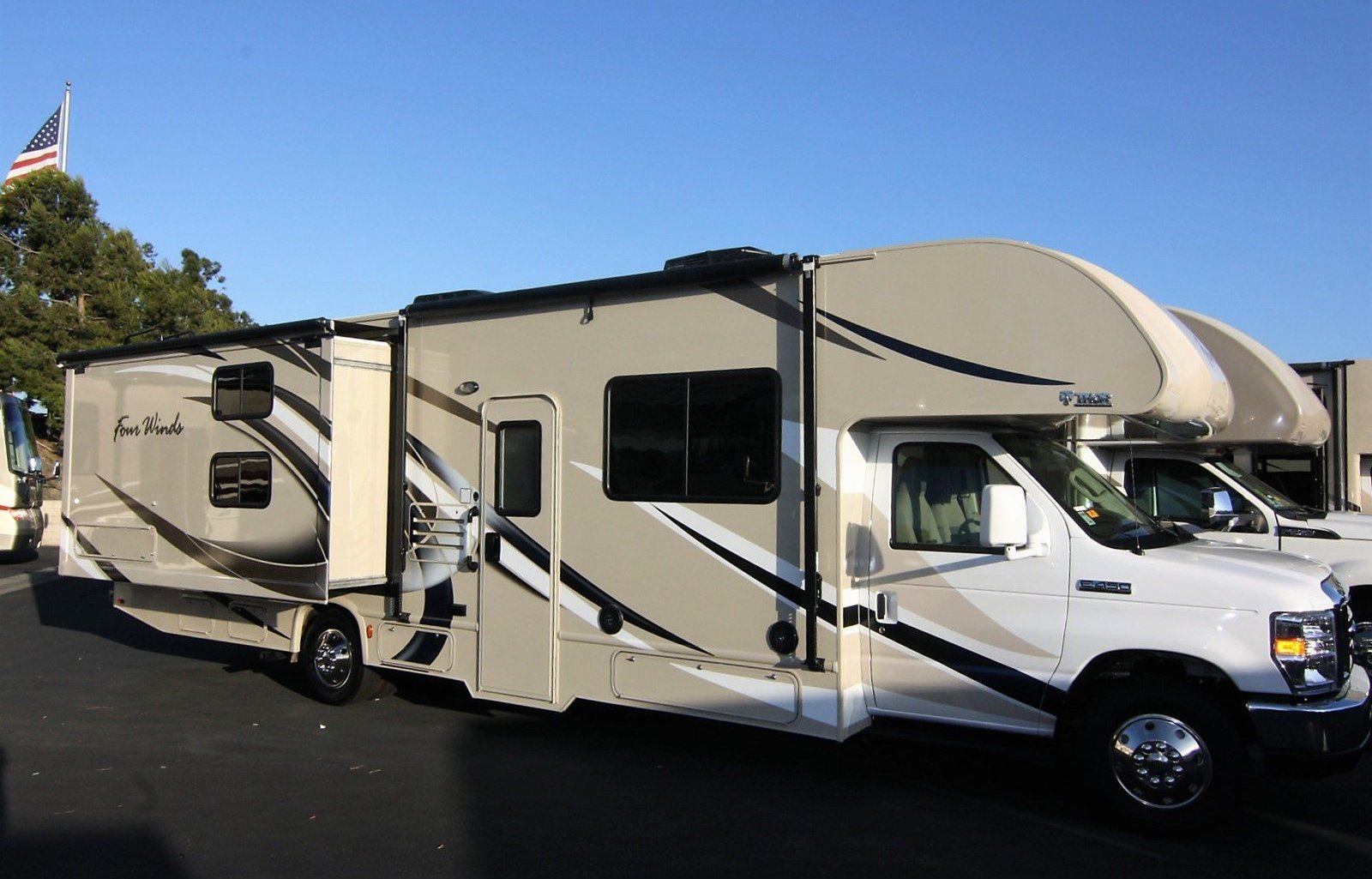 2020 Thor Motor Coach Four Winds 30D Bunk Beds (137)