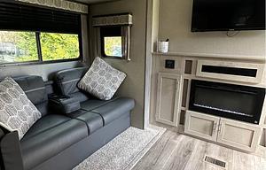 SPACIOUS FAMILY RV W/ ROOM FOR 10!