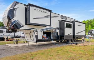 2 Brm w/a loft Coastal Adventure 5th wheel retreat