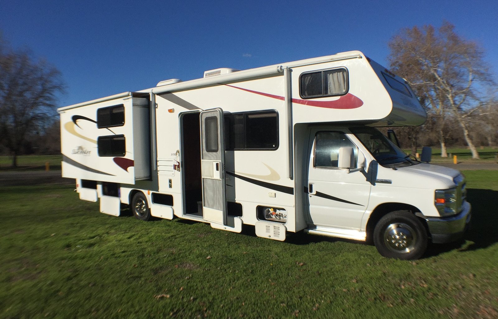 Sunseeker 32', Family Size Camping Machine, Luxury. This Motorhome is custom made, will make your trip unforgettable.