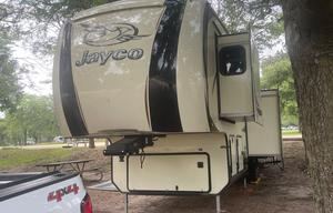Large, family friendly fifth wheel *Delivery Only*