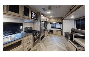 HUNTS PROWLER RV 32' SLEEPS 6