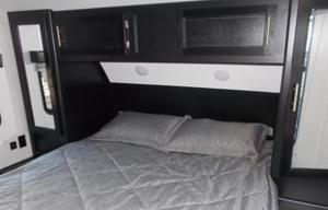 32 ft SMART HOME CAMPER WiTH HOT TUB & MESAGE CHAiR
