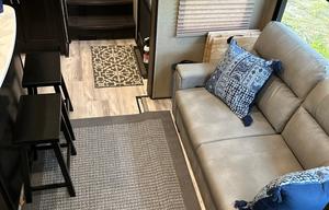 2016 Momentum 376TH RV rental photo 10