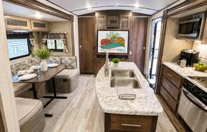 Surveyor 247BH Dog Friendly + Bunkhouse + Island