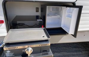 2025 Avenger with Bunks (LIKE NEW)-Delivery Only