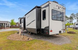 2 Brm w/a loft Coastal Adventure 5th wheel retreat