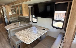 33 ft motorhome - sleeps 6