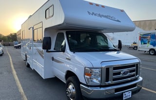 Easy to Drive 2017 Thor Motor Coach Majestic 28A