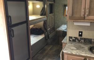 32ft class C with Bunk beds and LEVELING JACKS!!