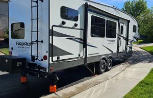 Great 5th wheel to tackle any trip.