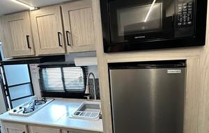 Cozy 20ft Sunny California Travel Trailer