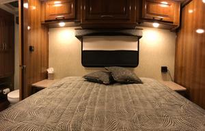 Glory Bound Adventure Coach *2 BATHROOMS*