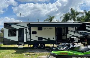 43’ toyhauler with patio and generator