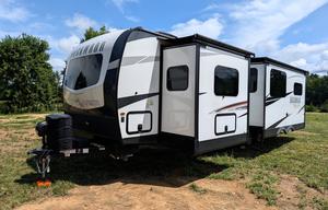 Rockwood Ultra Lite | Modern, Spacious and Cozy