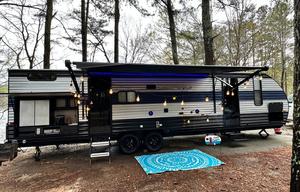 Large RV w Bunk House & Outdoor Kitchen & Grill