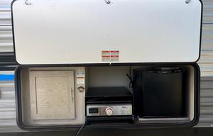 Fully stocked, Pet Friendly RV. SLEEPS up to 12!