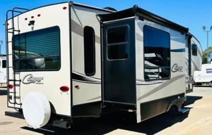 Dino's Keystone Cougar 28 ft. 5th Wheel