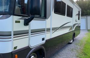 2001 Adventurer 32H RV rental photo 3