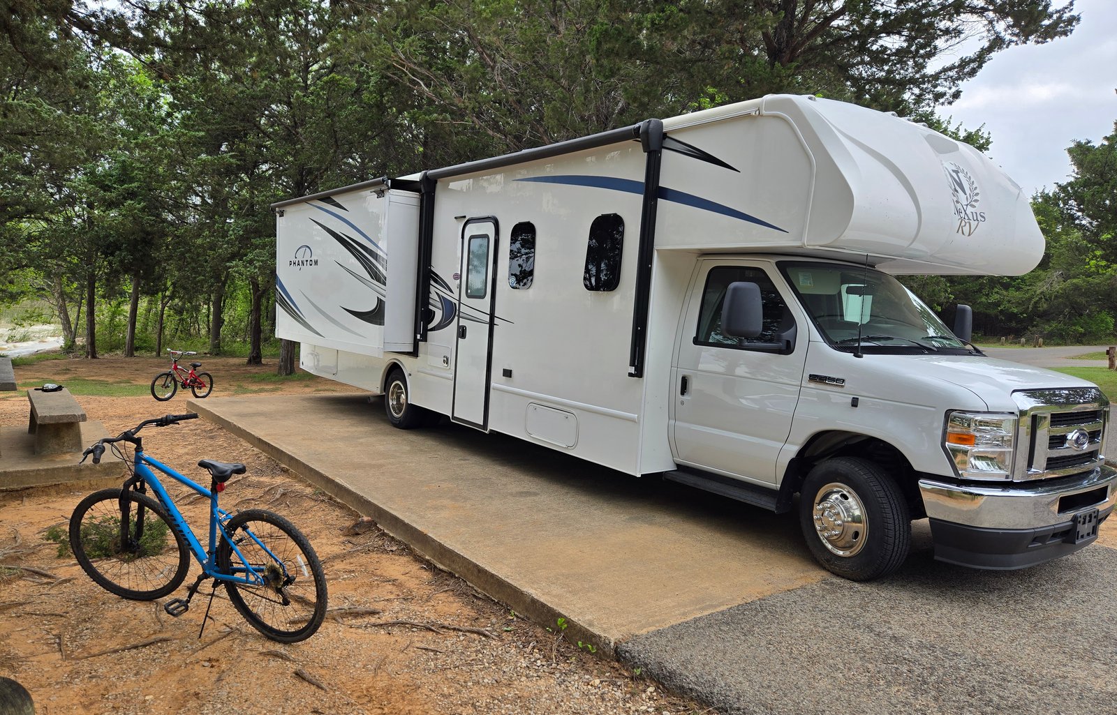 Easy to Drive Spacious RV - Only 3000 Miles on it!