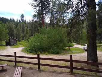 A turn-around dirt path driveway.