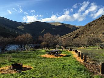 Campsite along the Deschutes River at Rattlesnake Canyon Campground