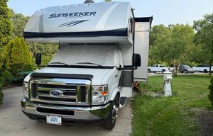 Spacious and Comfortable Class C Motorhome!