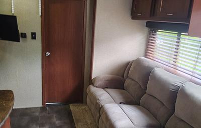 2015 Vengeance Super Sport 31V RV rental photo 3