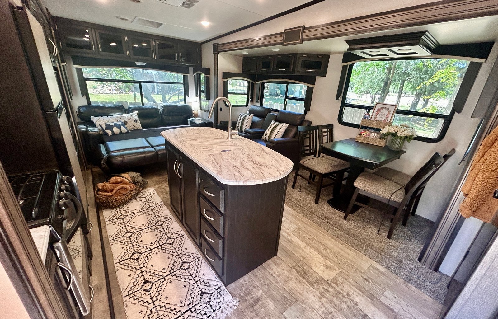 Modern 5th Wheel: Fireplace, Island & 2 Queens
