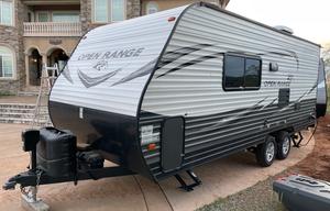 Spacious Clean 23' Compact Travel Trailer