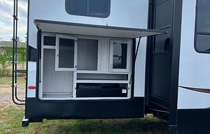**Campy the SUPER COOL pet friendly 5th Wheel**