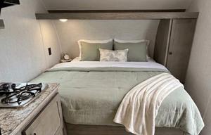 2027 Sunlite 13BH LTD Sleeps 4