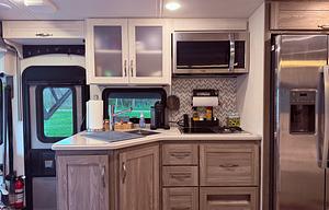 Luxury Winnebago Adventurer – Drive, Camp or Glamp