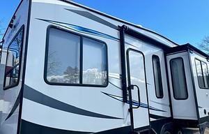 2019 Arctic Wolf 305ML6 | Sleeps 6 | 2 A/C