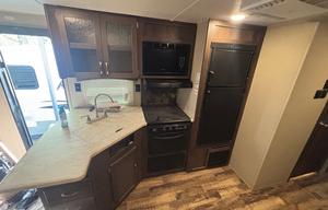 2020 Puma 28RBQS RV rental photo 5