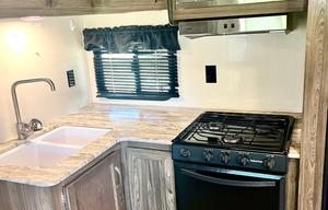 2021 Chinook DREAM D290DBS RV rental photo 5