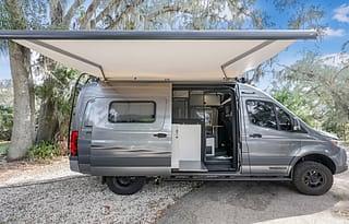 Revel All wheel Drive van Winnebago Mercedes-Benz