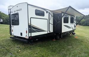 Outback | Large & Luxurious w/ Bunkhouse Sleeps 10
