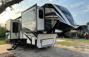 2016 Momentum 376TH RV rental photo 16