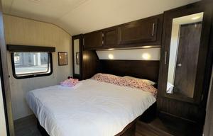 New RV. Sleeps 9! Unlimited Miles! Generator.