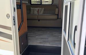 2017 LIKE NEW Winnebago Minnie 31K Sleeps 8!